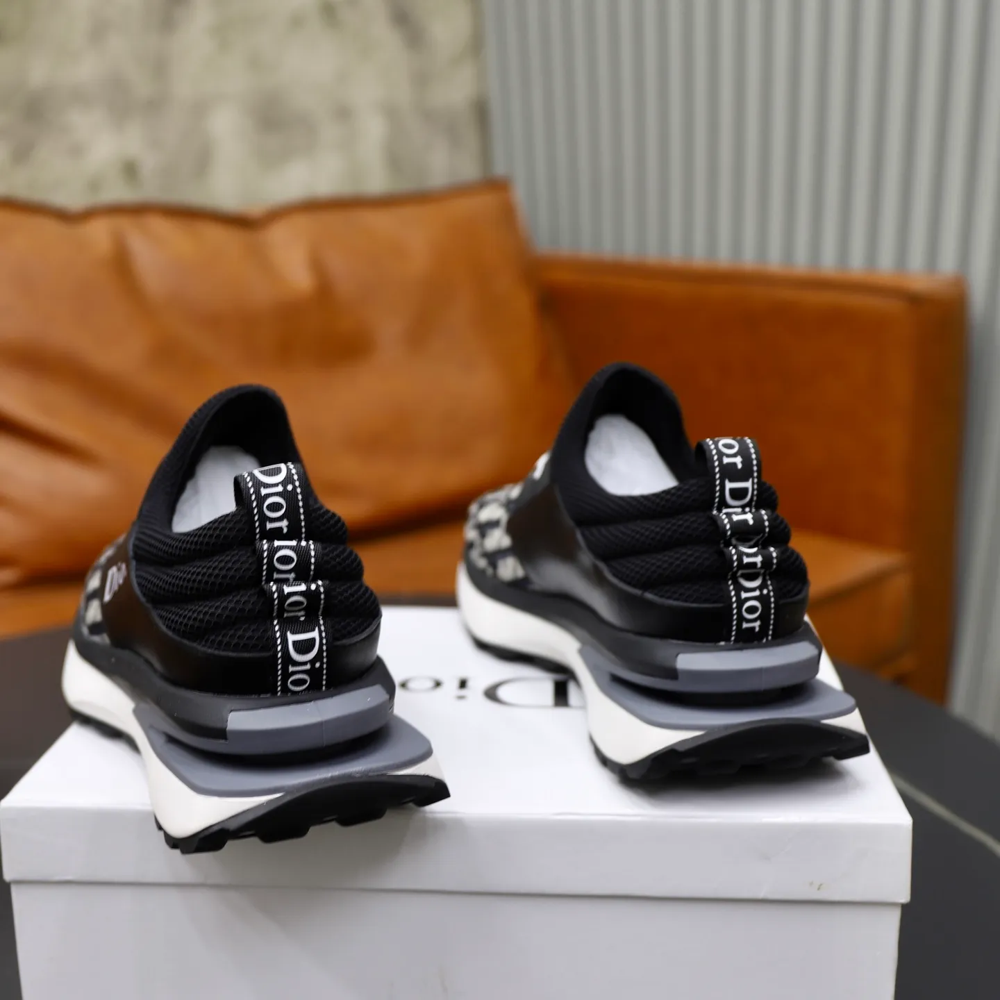 Ex-factory price: 462💰🙅‍♂️🙅‍♂️🙅‍♂️ Brand: Dior DIOR Standard code: 38-44 (45 customized) Grade: Same as the official website Material: Original leather splicing brand cloth Comfortable and breathable lining Lightweight and wear-resistant sports outsole Style category: Men's fashionable casual shoes Running sneakers Distinguished luxury brand elements Top luxury Color: actual picture color